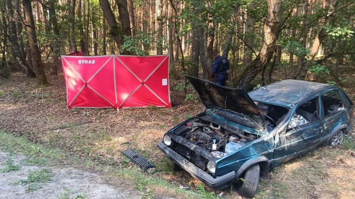 Dachowanie golfa z pięcioma młodymi osobami. Nie żyje 22-latek. 19-letni właściciel auta miał prawie promil Dachowanie golfa z pięcioma młodymi osobami. Nie żyje 22-latek. 19-letni właściciel auta miał prawie promil