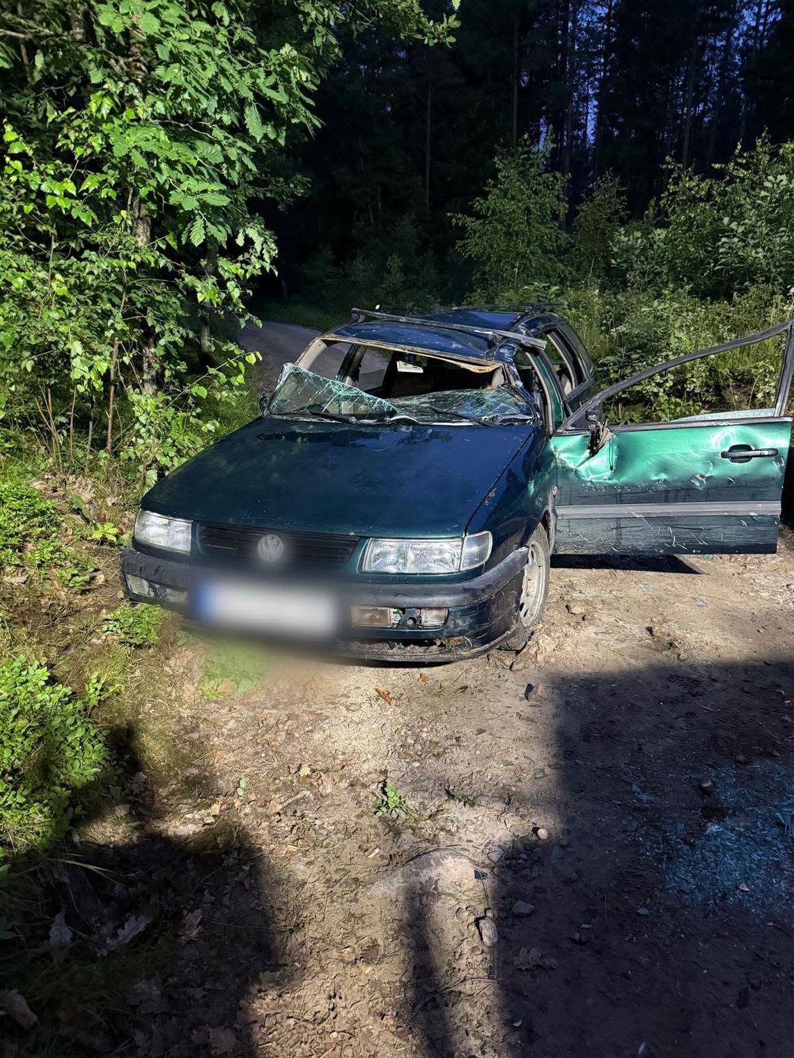 Dachowanie osobowego Volkswagena. Cztery osoby jechały na dachu, jedna zginęła Dachowanie osobowego Volkswagena. Cztery osoby jechały na dachu, jedna zginęła