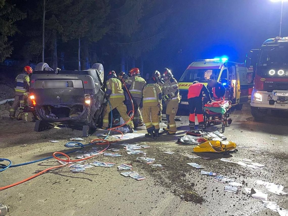 Dachowanie pijanego 21-latka. Strażacy rozcinali wrak, by wyciągnąć uwięzionego kierowcę