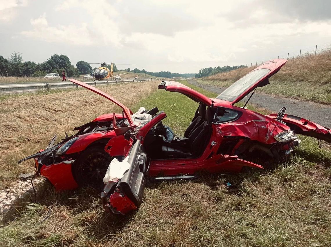 Dachowanie Porsche Cayman na drodze ekspresowej S19. Dwie osoby ranne, w tym jedna w stanie ciężkim