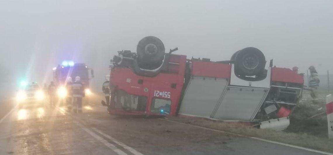 Dachowanie wozu strażackiego w drodze do pożaru. Trzech ratowników trafiło do szpitala