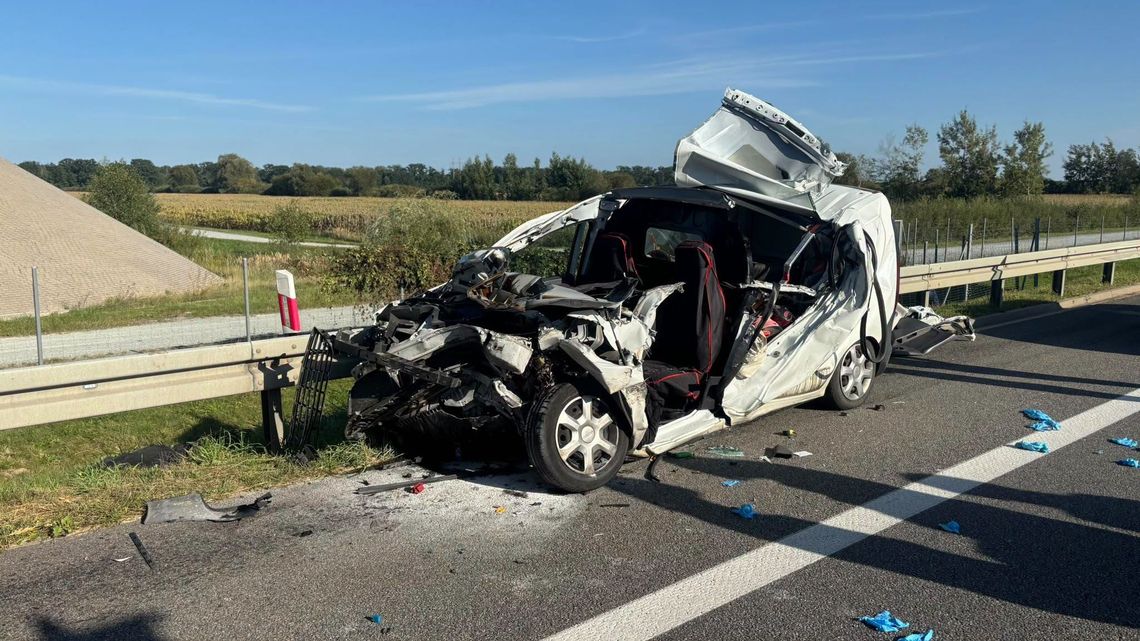 Dacia uderzyła w naczepę ciężarówki. 25-letni kierowca zginął, pasażer trafił do szpitala Dacia uderzyła w naczepę ciężarówki. 25-letni kierowca zginął, pasażer trafił do szpitala