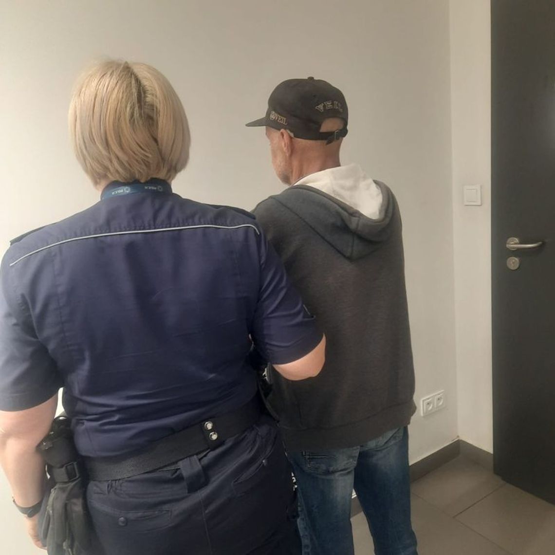 Dał ekspedientce zabawkową dwusetkę i wybiegł ze sklepu. 55-latek odpowie przed sądem za oszustwo