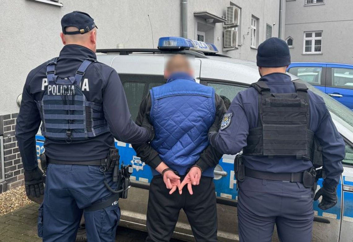 Demolował sklep i go okradł. Wybiegł z łupem, ale został zatrzymany przez budowlańca Demolował sklep i go okradł. Wybiegł z łupem, ale został zatrzymany przez budowlańca