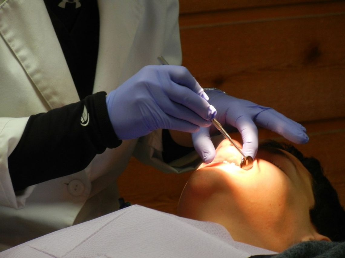 Dentysta dopisywał pacjentom dodatkowe zabiegi na NFZ. Wyłudził ponad 300 tysięcy