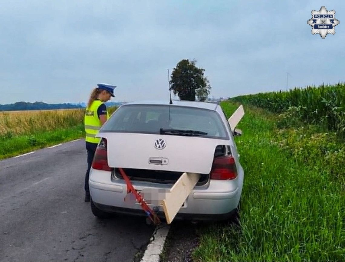 Deska wystawała z Golfa jednocześnie przez bagażnik i okno. Kierowca powiedział, że nie miał innego wyjścia Deska wystawała z Golfa jednocześnie przez bagażnik i okno. Kierowca powiedział, że nie miał innego wyjścia