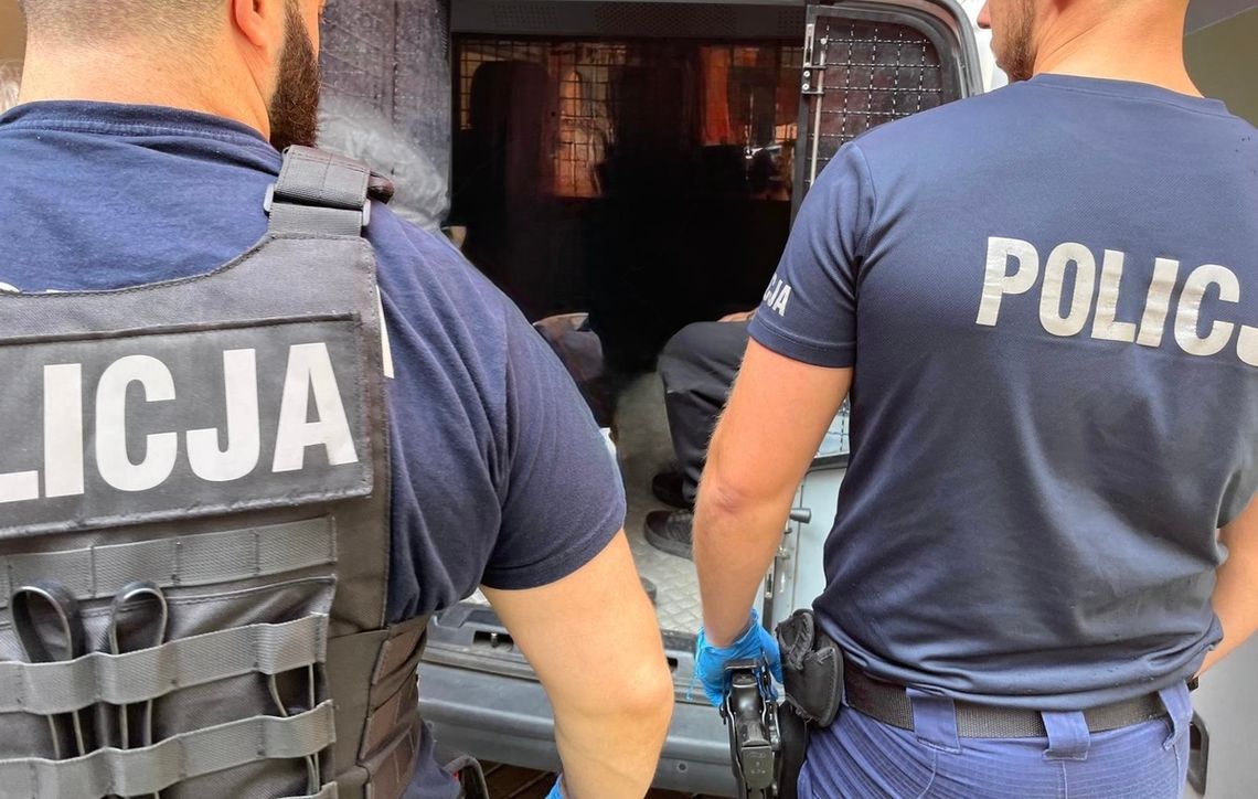 Desperacka próba poszukiwanego 25-latka. Uciekając przed policjantami wskoczył do rzeki