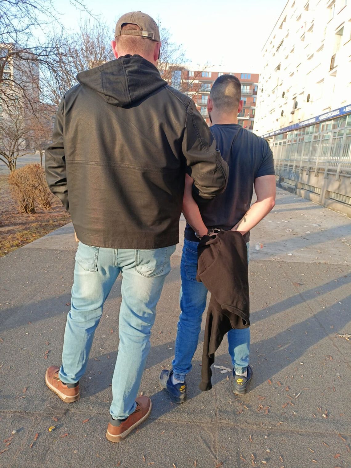 Desperacka próba ucieczki przed wyrokiem. Wyrzucił narkotyki przez balkon pod nogi kryminalnych