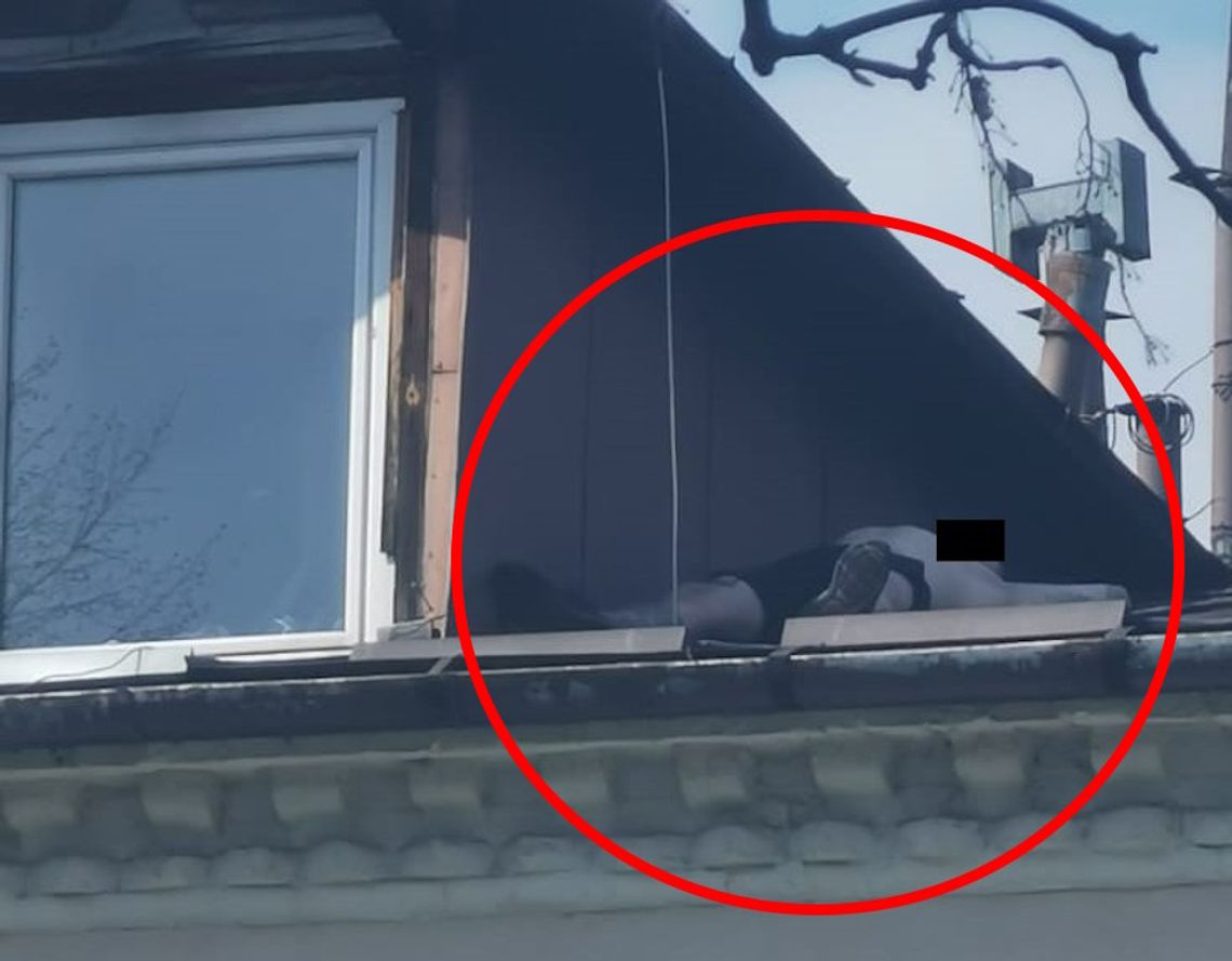 Desperacka próba złodzieja. Uciekł przed policjantami na dach i się położył, w końcu mu się znudziło