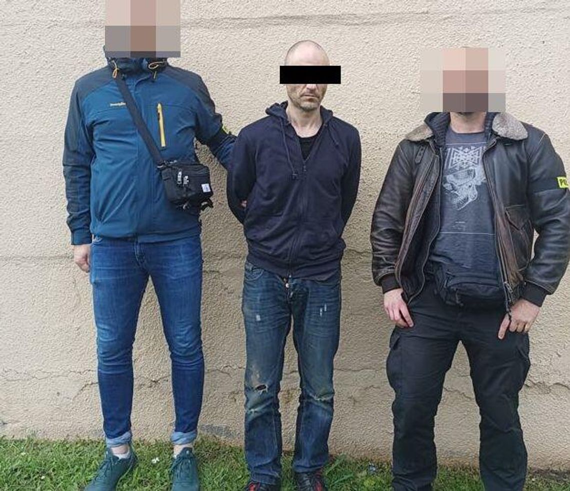 Desperacka ucieczka poszukiwanego 43-latka. Przez okno wyszedł na dach kamienicy