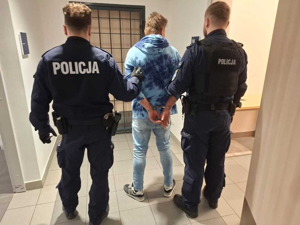 Desperacko próbował ukryć się przed policją. Ścigany listem gończym 43-latek znaleziony w wersalce