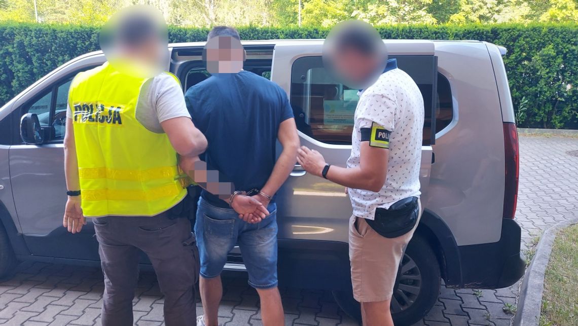 Diler chodził po mieście z towarem i popijał alko z butelki. Prosił się o problemy i teraz siedzi za kratami