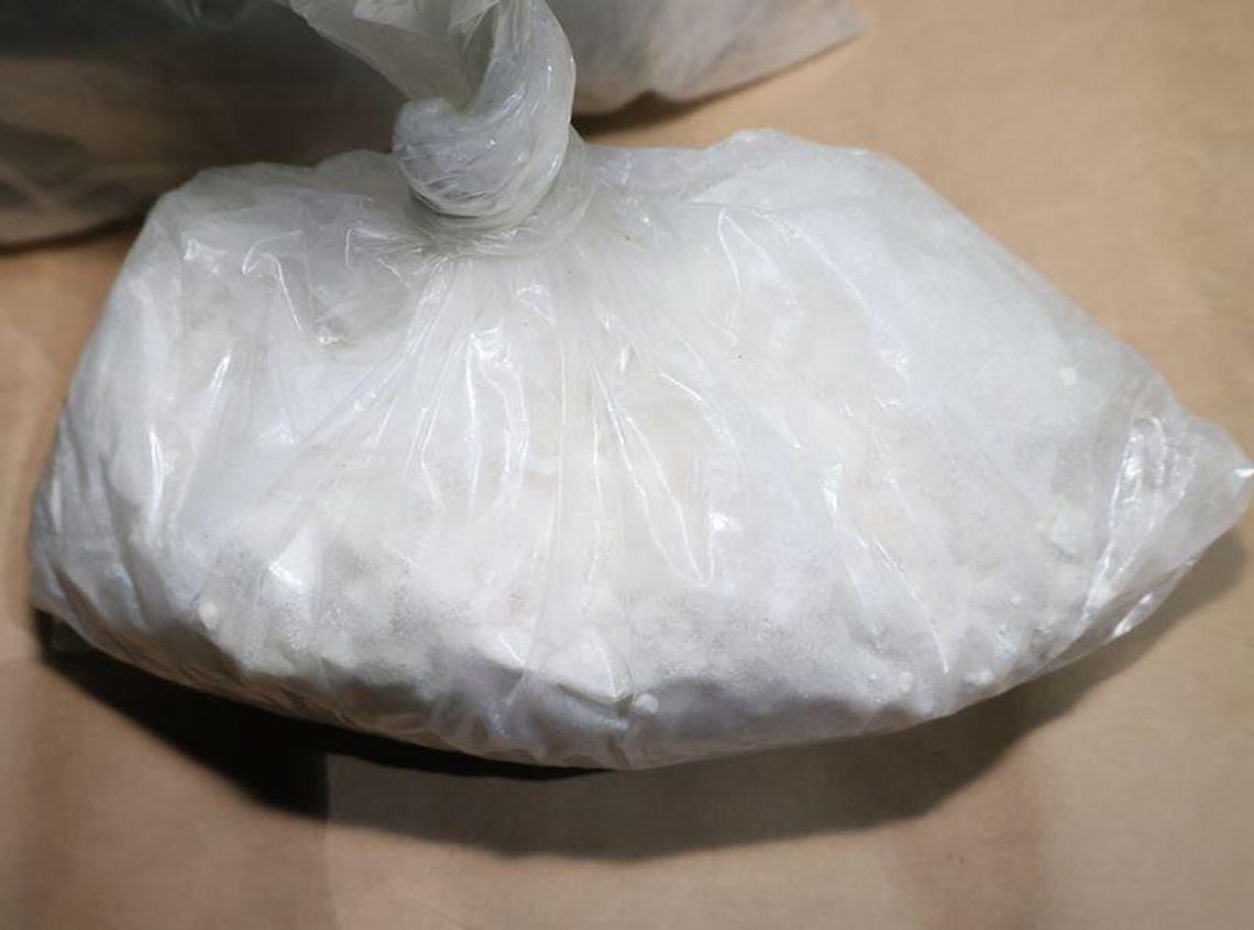 Diler chował narkotyki w cudzym aucie. Policjanci z psem znaleźli blisko 1,5 kg towaru