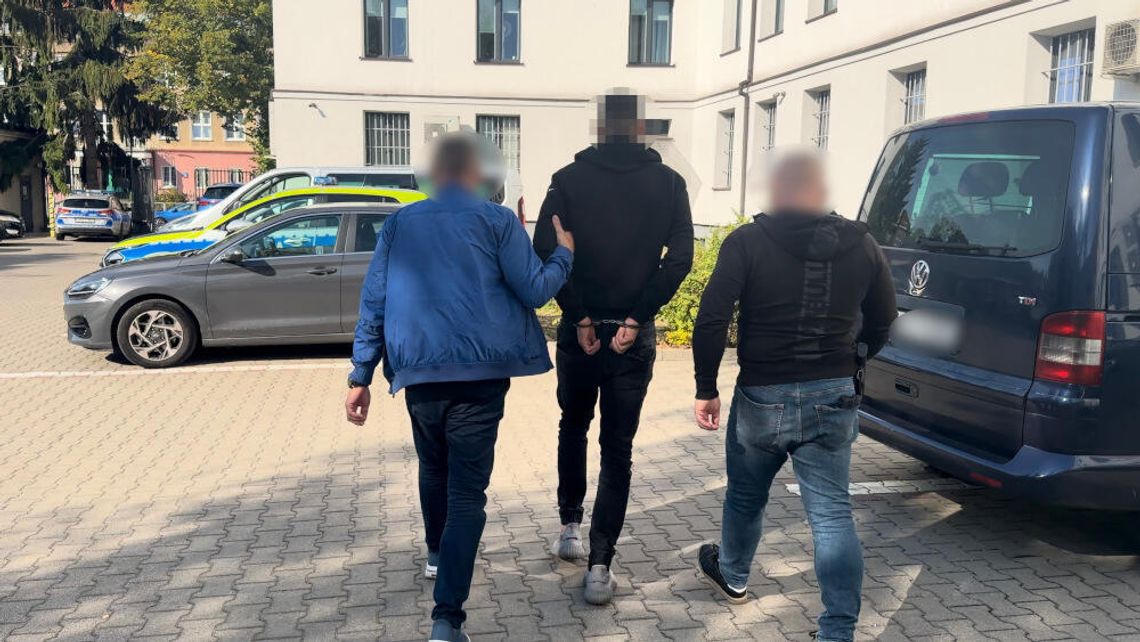 Diler miał kontener, który służył mu za magazyn. Policjanci zatrzymali 22-letniego mężczyznę Diler miał kontener, który służył mu za magazyn. Policjanci zatrzymali 22-letniego mężczyznę