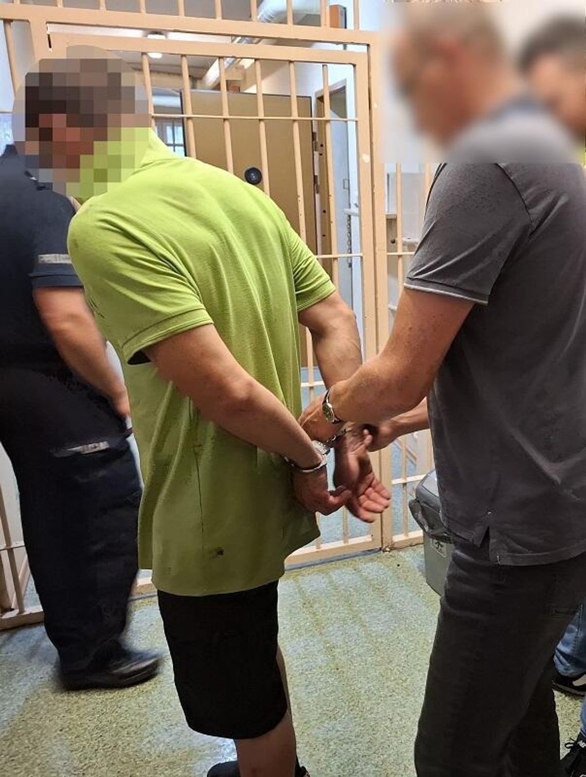 Diler miał pod koszulką 150 woreczków z białym i żółtym proszkiem. Wpadł podczas kontroli drogowej