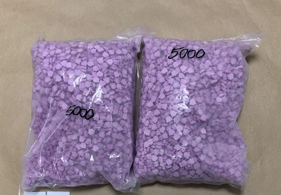 Diler miał w mieszkaniu ponad 4,5 kg MDMA. Podczas nalotu przyszła do niego klientka