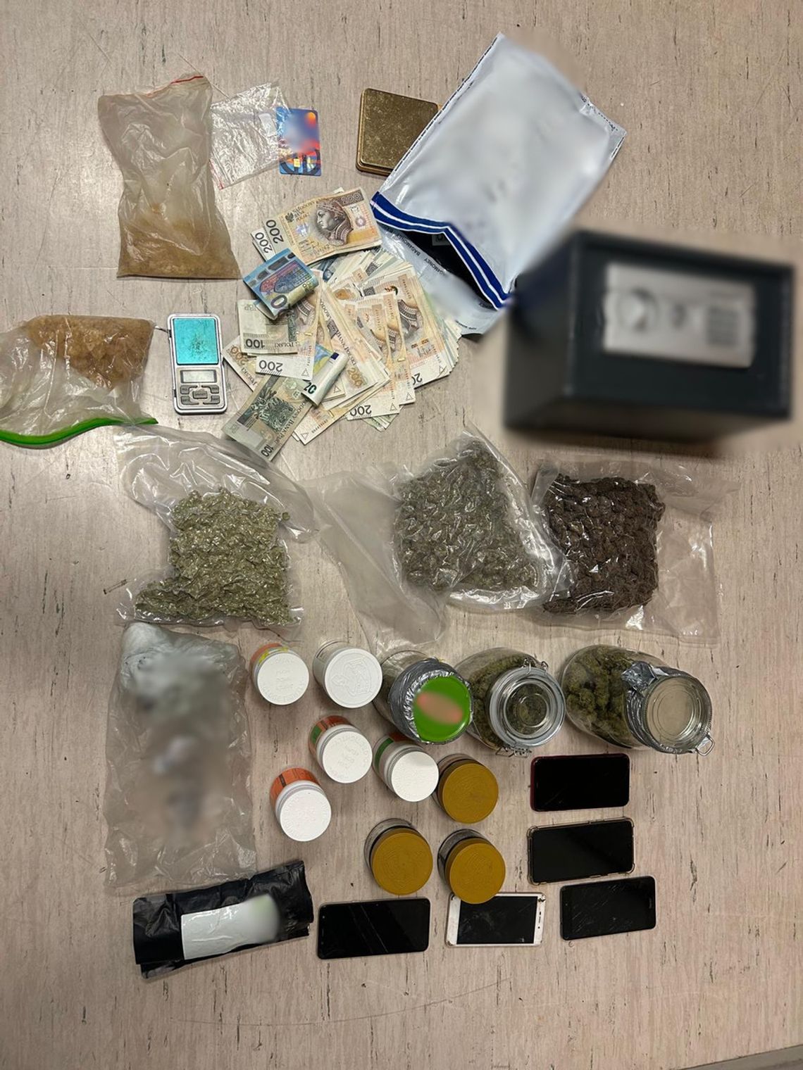 Diler miał w mieszkaniu ponad kilogram narkotyków. Był agresywny i nie chciał wpuścić policjantów Diler miał w mieszkaniu ponad kilogram narkotyków. Był agresywny i nie chciał wpuścić policjantów