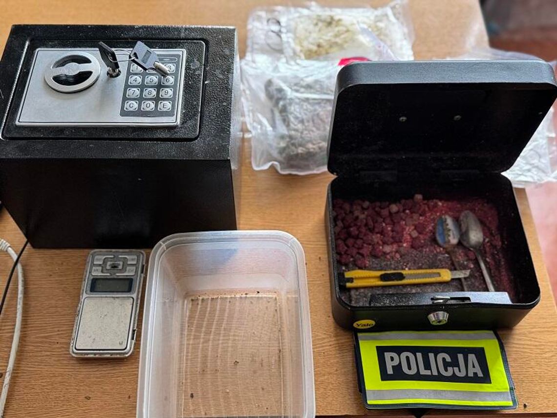 Diler nabierał narkotyki łyżką z zamykanej kasetki. Miał też sejf, w którym trzymał zapas towaru