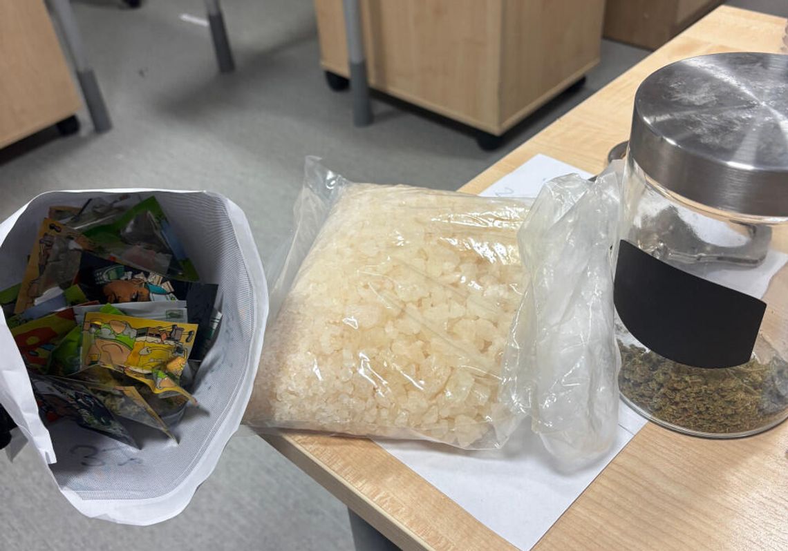 Diler nie wiedział, że policjanci się na niego szykują. Zaskoczyli go w samochodzie przed domem