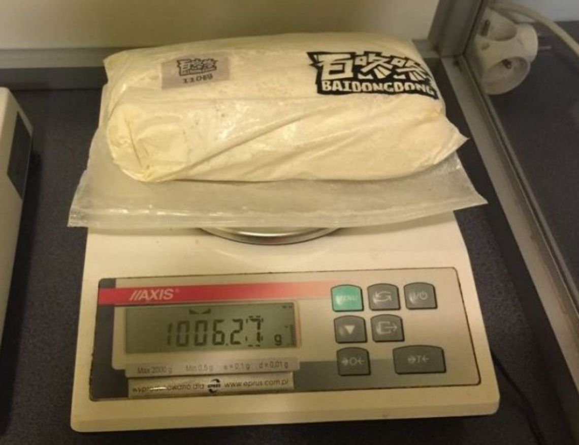 Diler próbował wyrwać się policjantom. W garażu miał kilogram amfetaminy