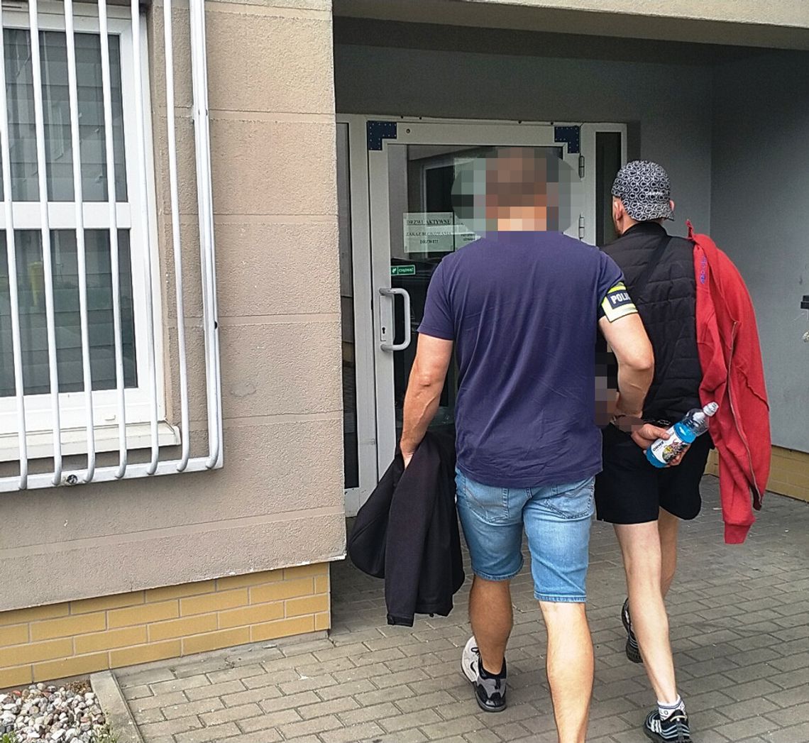 Diler-recydywista zatrzymany z "czujką" i dwoma klientami. Towar chował pod przyczepą kempingową