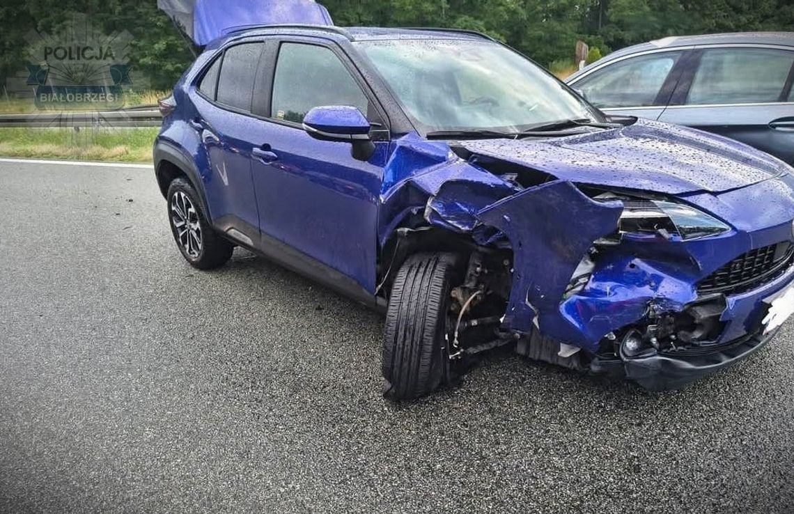 Diler rozbił auto na ekspresówce i porzucił je razem z towarem w bagażniku Diler rozbił auto na ekspresówce i porzucił je razem z towarem w bagażniku