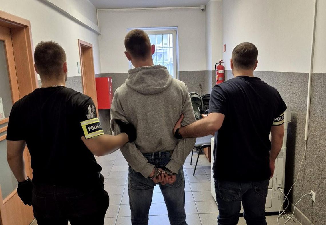 Diler siedział z ziomkiem, gdy w wpadli kryminalni. Odpowie udzielanie mu narkotyków i posiadanie znacznej ilości Diler siedział z ziomkiem, gdy w wpadli kryminalni. Odpowie udzielanie mu narkotyków i posiadanie znacznej ilości