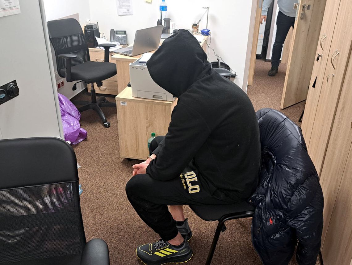 Diler sterydów i narkotyków miał magazyn w mieszkaniu matki. Policjanci od dawna go rozpracowywali