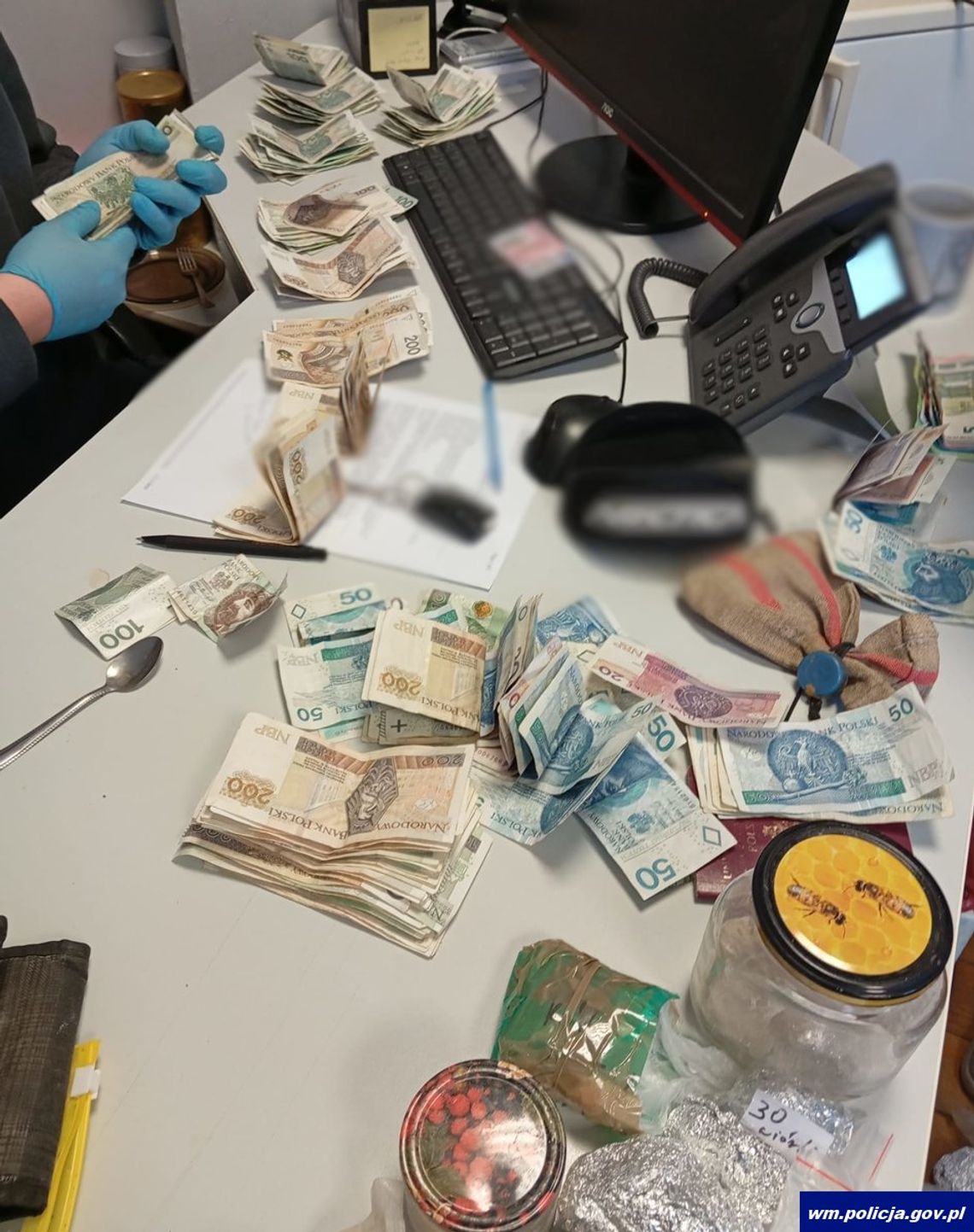 Diler stracił 5 kilo towaru i sporo kasy. Policja zrobiła mu wjazd na chatę Diler stracił 5 kilo towaru i sporo kasy. Policja zrobiła mu wjazd na chatę