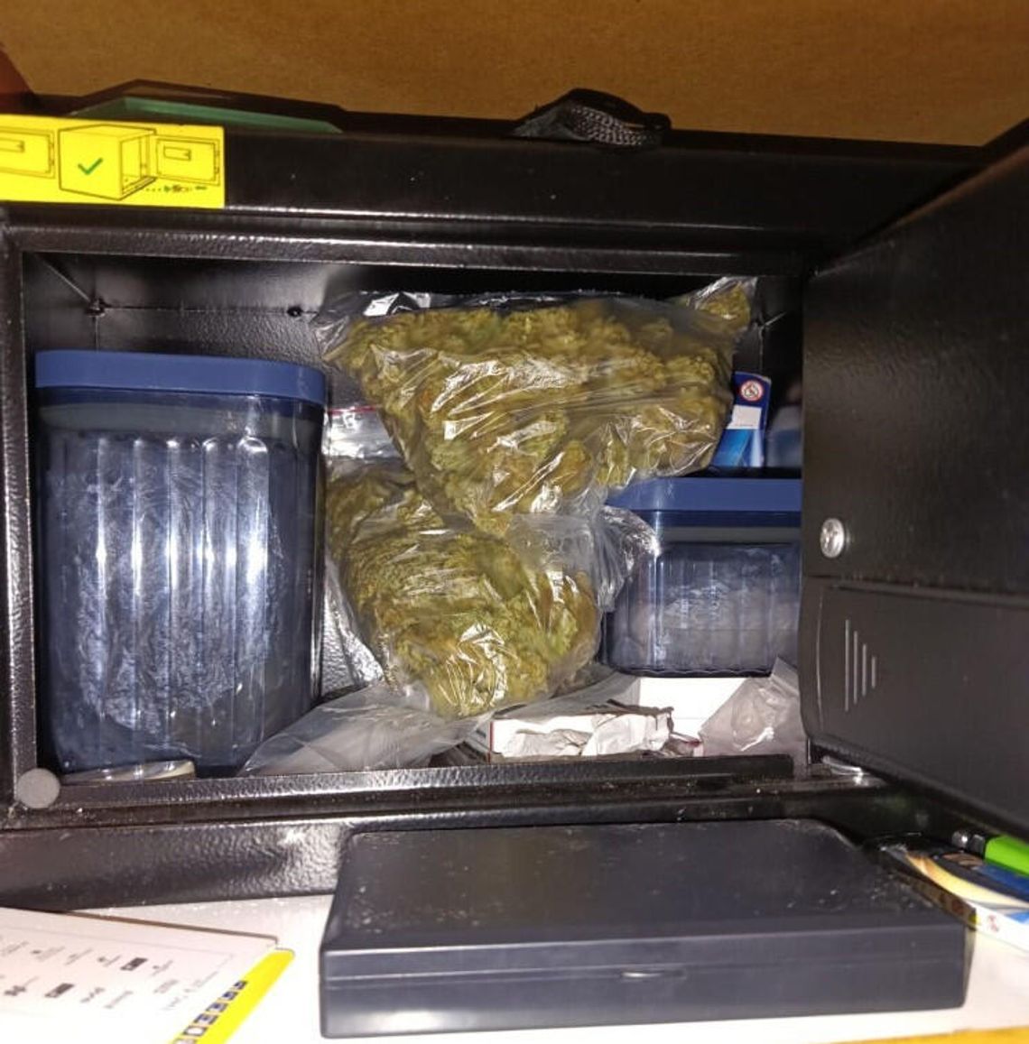 Diler trzymał narkotyki w sejfie. Były poporcjowane i gotowe do sprzedaży