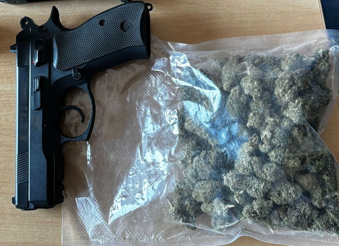 Diler trzymał towar na kilku adresach. Policjanci znaleźli ponad 200 gramów różnych narkotyków i dwa pistolety