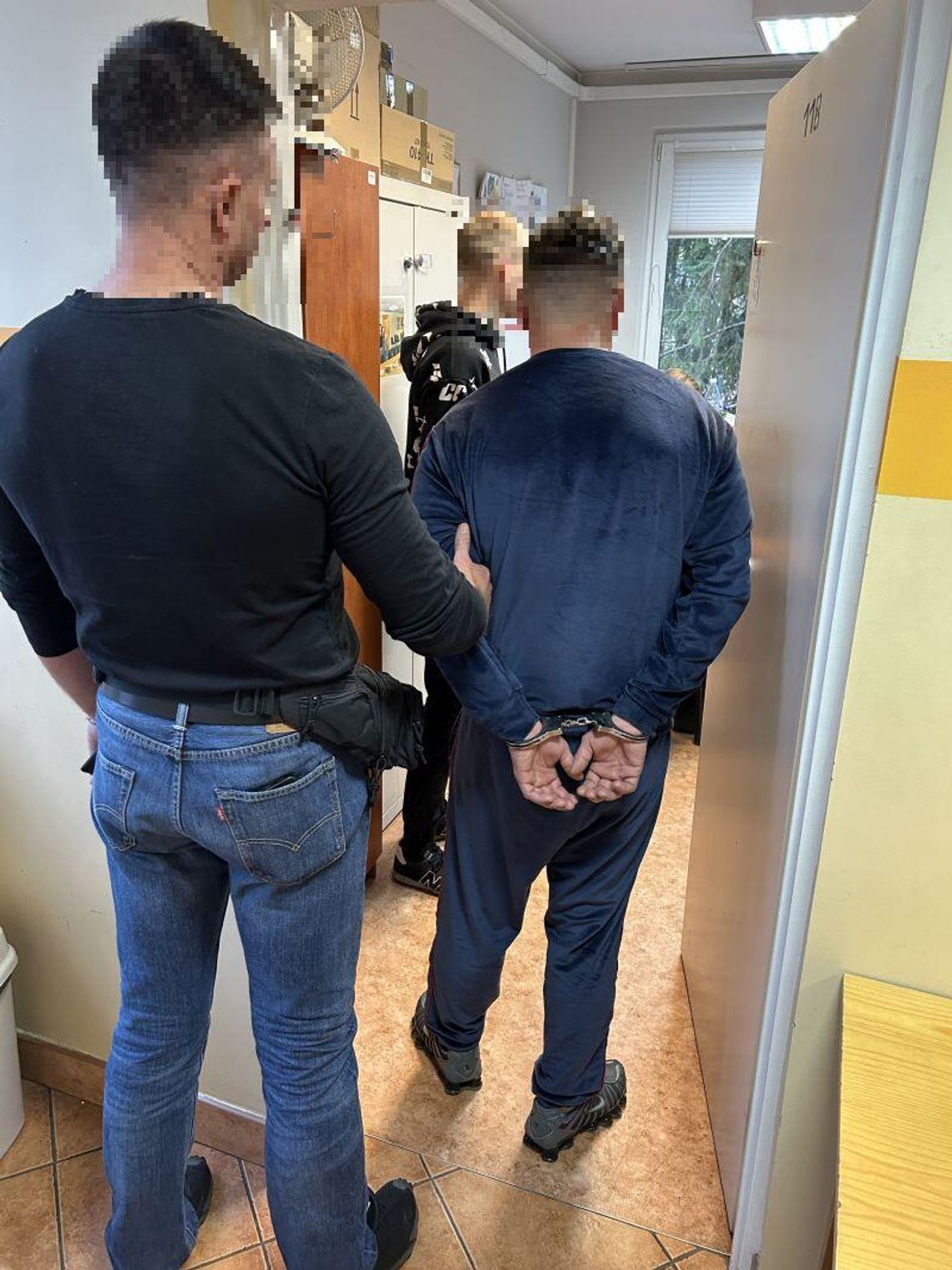 Diler uciekał policji na hulajnodze z torbą pełną narkotyków. Wjechał do klatki schodowej i próbował się schować Diler uciekał policji na hulajnodze z torbą pełną narkotyków. Wjechał do klatki schodowej i próbował się schować