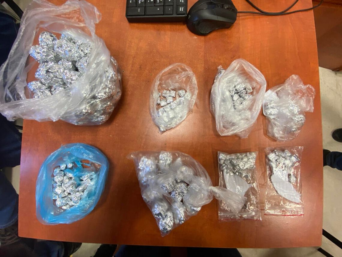 Diler ukrywał narkotyki w koszach na śmieci i w śniegu. Policjanci zatrzymali ulicznego handlarza