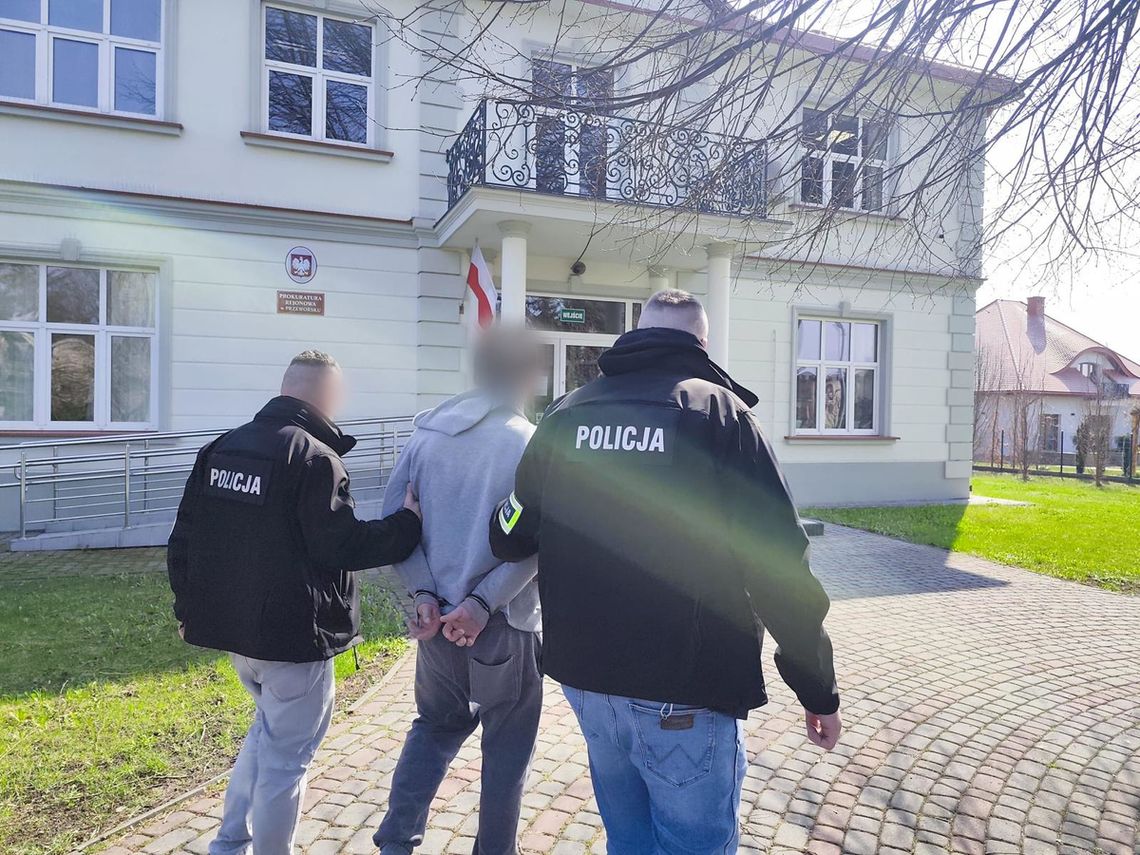 Diler ukrywał towar w specjalnej skrytce w podłodze. Policjanci znaleźli dwa kilogramy narkotyków Diler ukrywał towar w specjalnej skrytce w podłodze. Policjanci znaleźli dwa kilogramy narkotyków