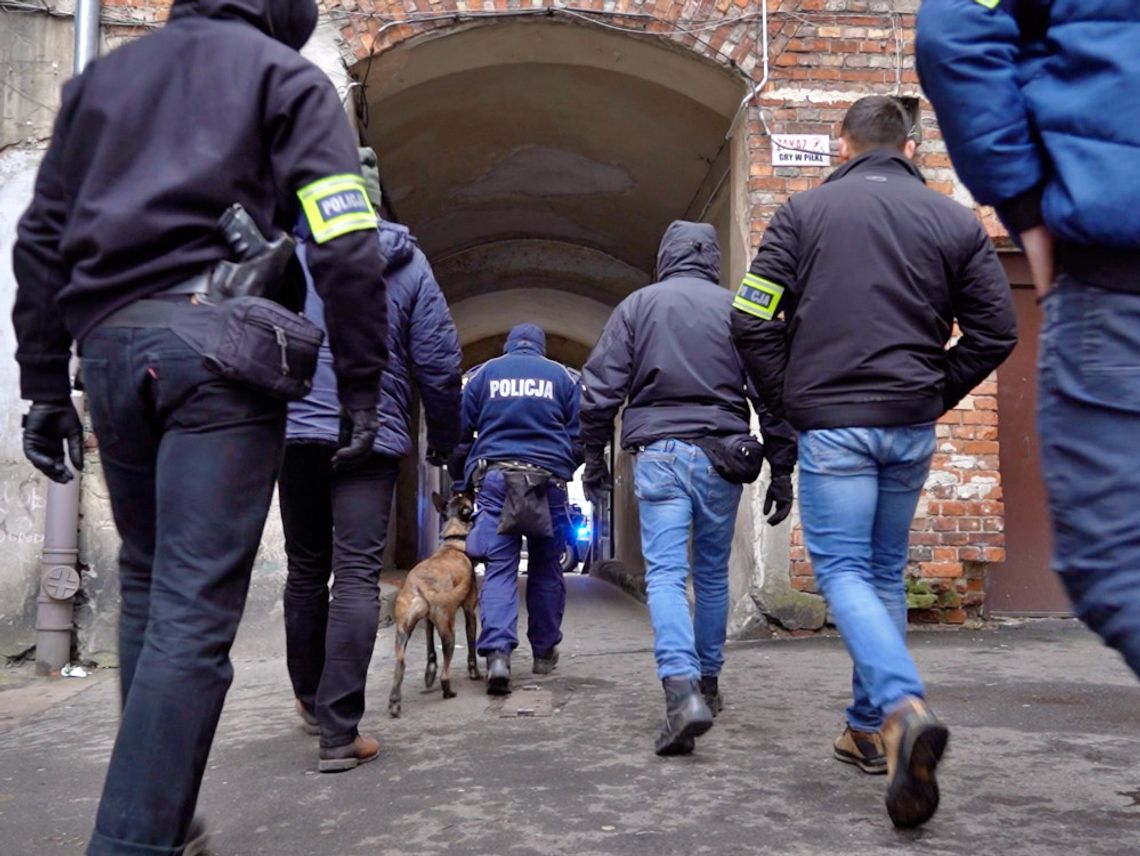 Diler ustawił czujkę w bramie, sam dzielił dragi. Kryminalni przeprowadzili udaną akcję i zatrzymali obu mężczyzn