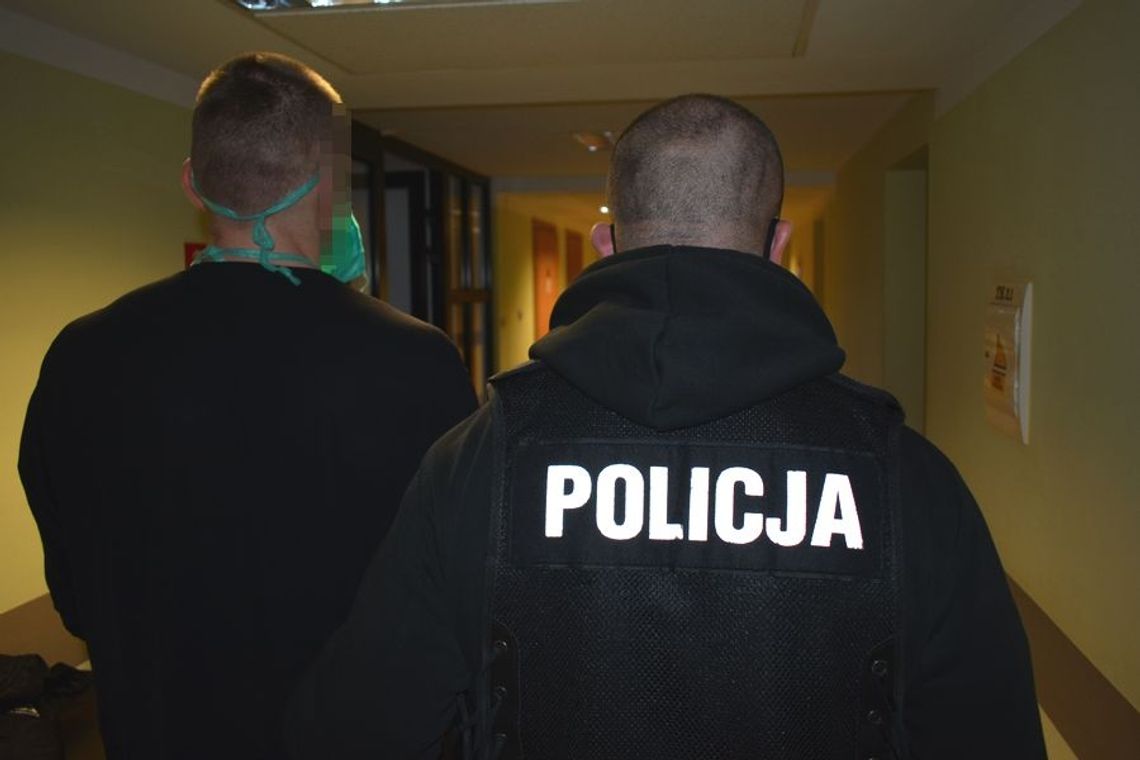 Diler wpadł, bo jechał bez świateł. Potem na oczach policjantów upychał dragi w podłokietniku