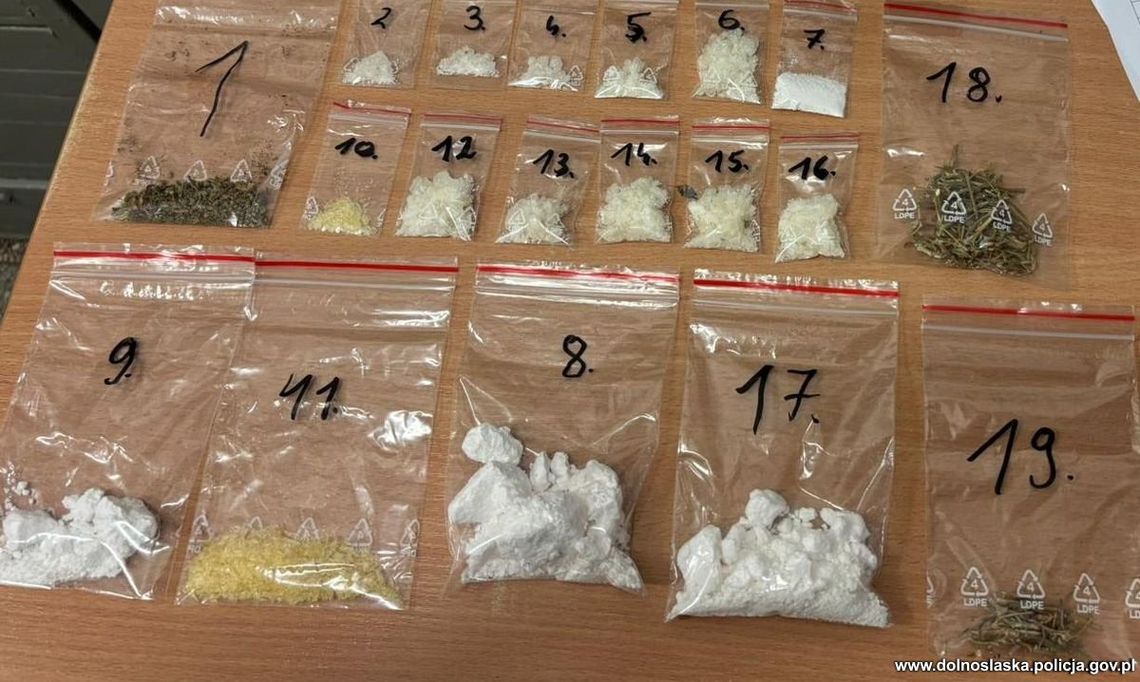 Diler wpadł, bo jeździł pijany rowerem. Miał przy sobie biały proszek, resztę towaru policjanci znaleźli w mieszkaniu