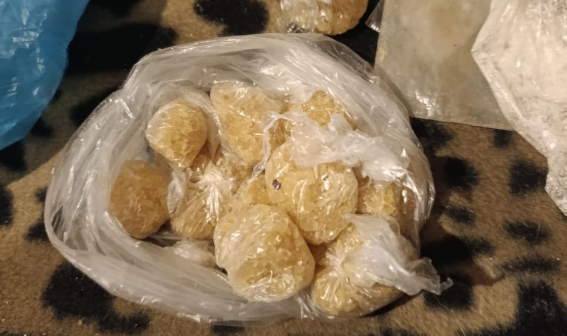 Diler wpadł, bo razem z kolegami obrobił sklep. Podczas zatrzymania znaleźli u niego narkotyki Diler wpadł, bo razem z kolegami obrobił sklep. Podczas zatrzymania znaleźli u niego narkotyki