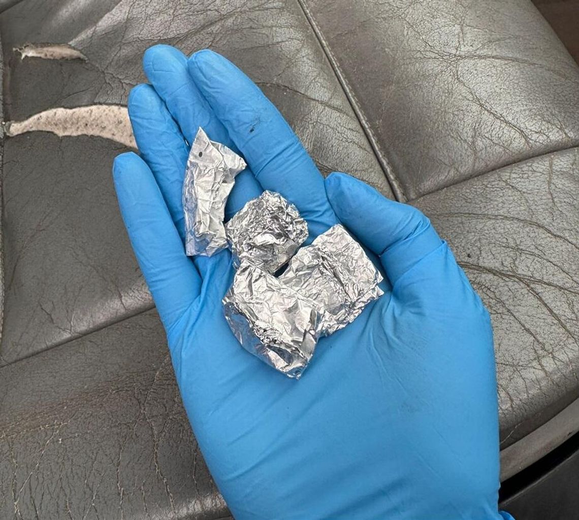 Diler wpadł przez niecierpliwego klienta. Chodził w kółko po parkingu nie mogąc doczekać się dostawy Diler wpadł przez niecierpliwego klienta. Chodził w kółko po parkingu nie mogąc doczekać się dostawy