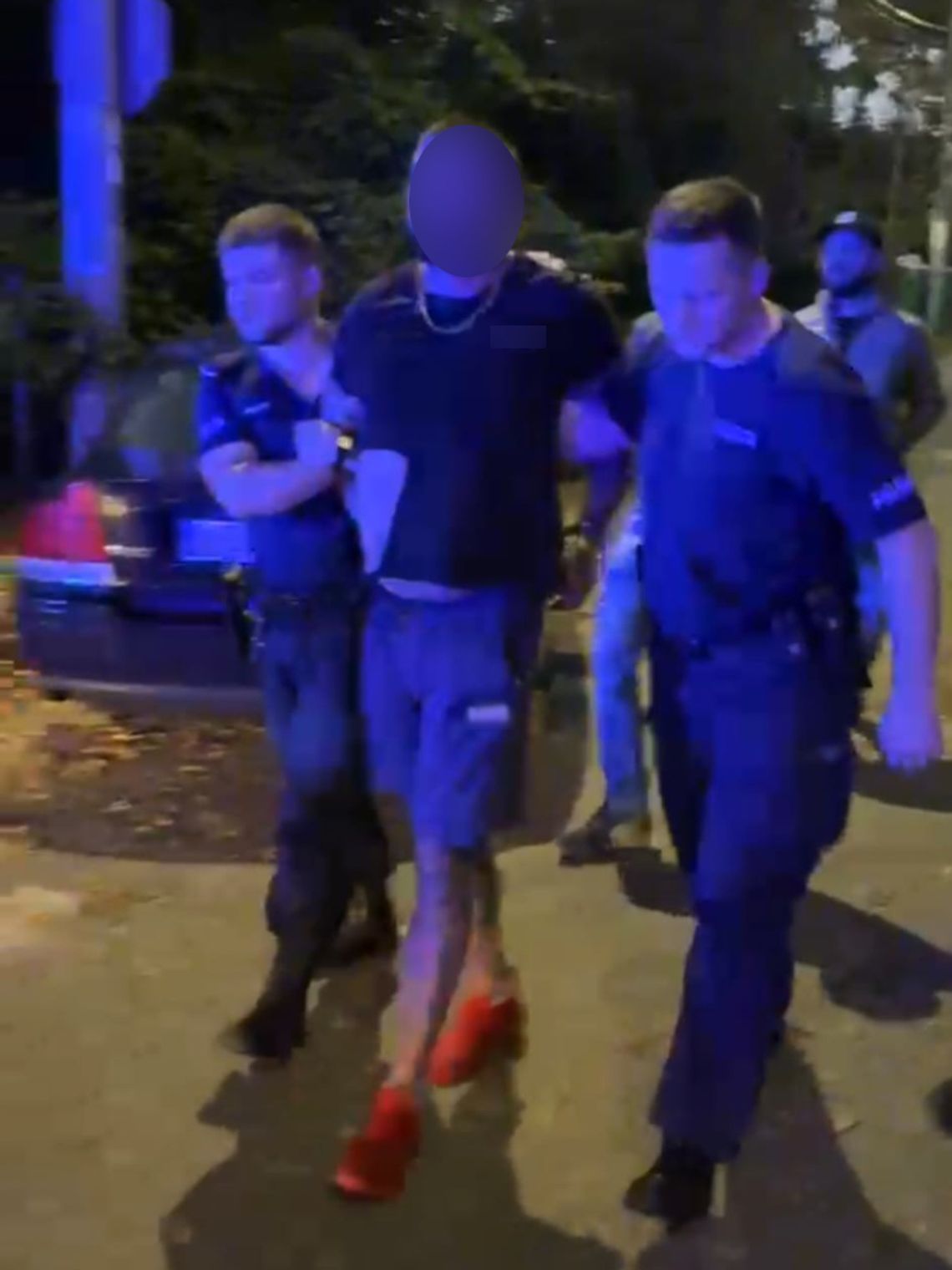 Diler wyciągnął nóż podczas ucieczki i groził policjantom. Padły strzały ostrzegawcze Diler wyciągnął nóż podczas ucieczki i groził policjantom. Padły strzały ostrzegawcze
