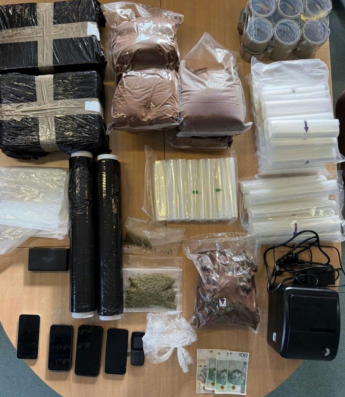 Diler wysyłał towar przez paczkomaty. W mieszkaniu 37-latka znaleźli blisko kilogram narkotyków Diler wysyłał towar przez paczkomaty. W mieszkaniu 37-latka znaleźli blisko kilogram narkotyków