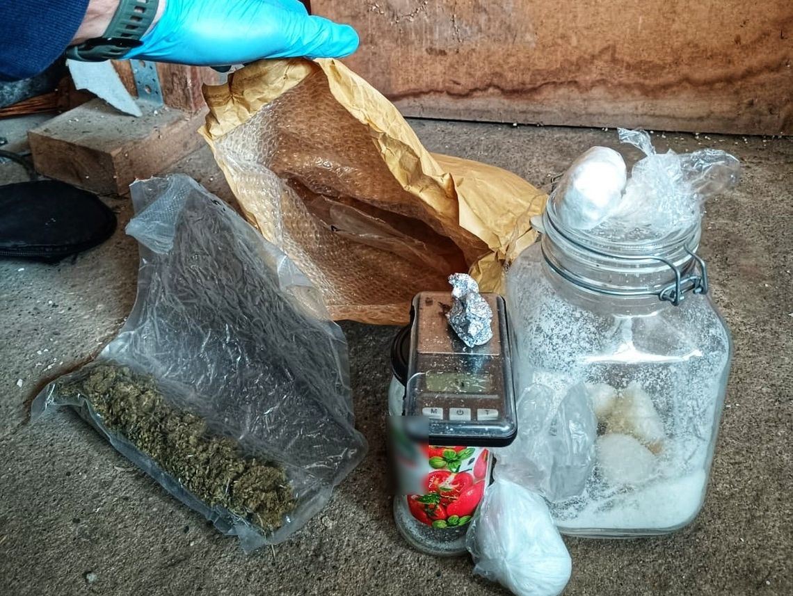 Diler zatrzymany przez policję w pracy. Narkotyki miał pochowane w różnych miejscach Diler zatrzymany przez policję w pracy. Narkotyki miał pochowane w różnych miejscach