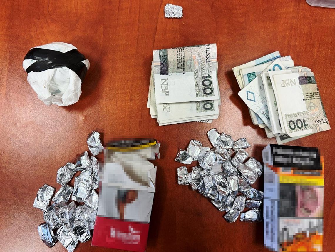 Diler zatrzymany razem z klientem, któremu sprzedał heroinę. Potem zwinęli też jego wspólnika Diler zatrzymany razem z klientem, któremu sprzedał heroinę. Potem zwinęli też jego wspólnika