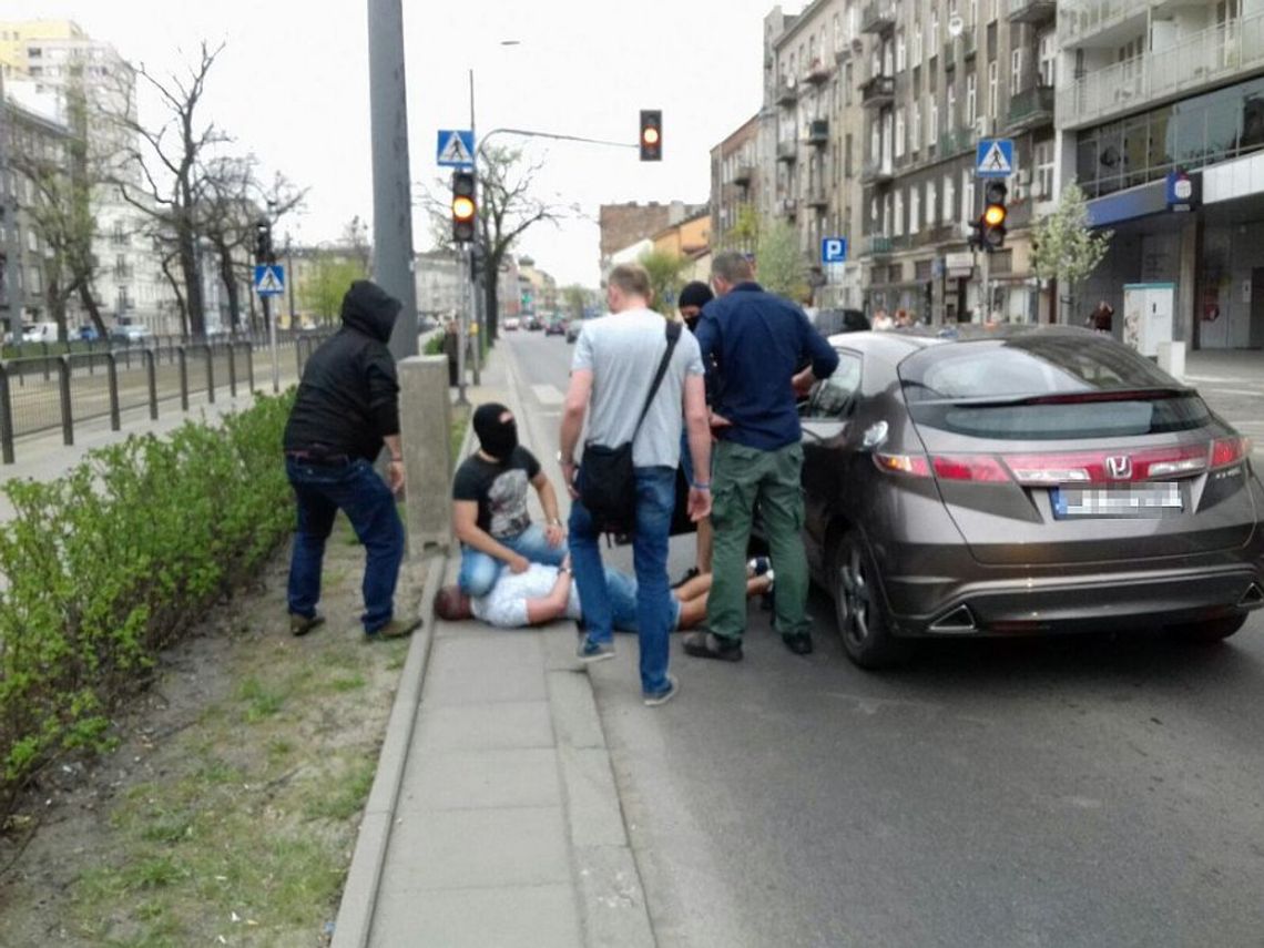 Diler zatrzymany w biały dzień. W domu miał kokainę i marihuanę