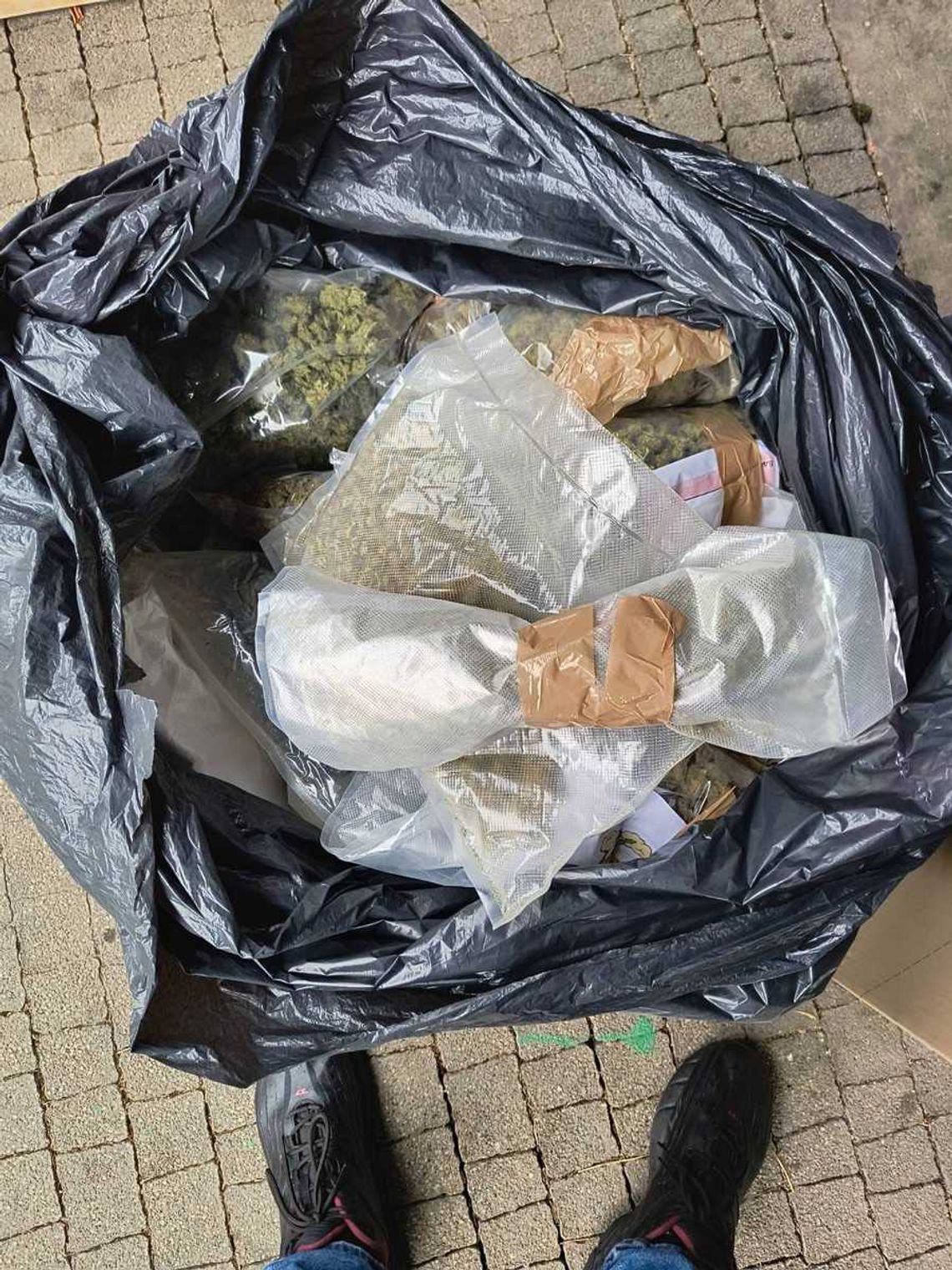 Diler zatrzymany z blisko 20 kg narkotyków. Handlował nawet wtedy, gdy jego sprawa była w sądzie Diler zatrzymany z blisko 20 kg narkotyków. Handlował nawet wtedy, gdy jego sprawa była w sądzie