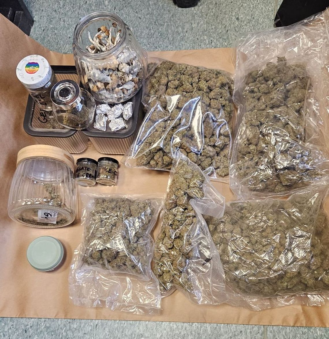 Dilera zgubił mocny zapach narkotyków. Marihuanę czuć było na całej klatce schodowej kamienicy