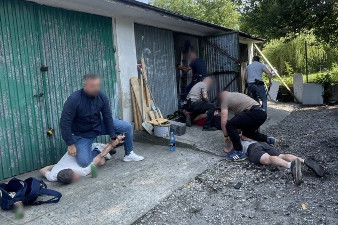 Dilerzy magazynowali i sprzedawali narkotyki w garażu. Policjanci zatrzymali handlarzy i klientów