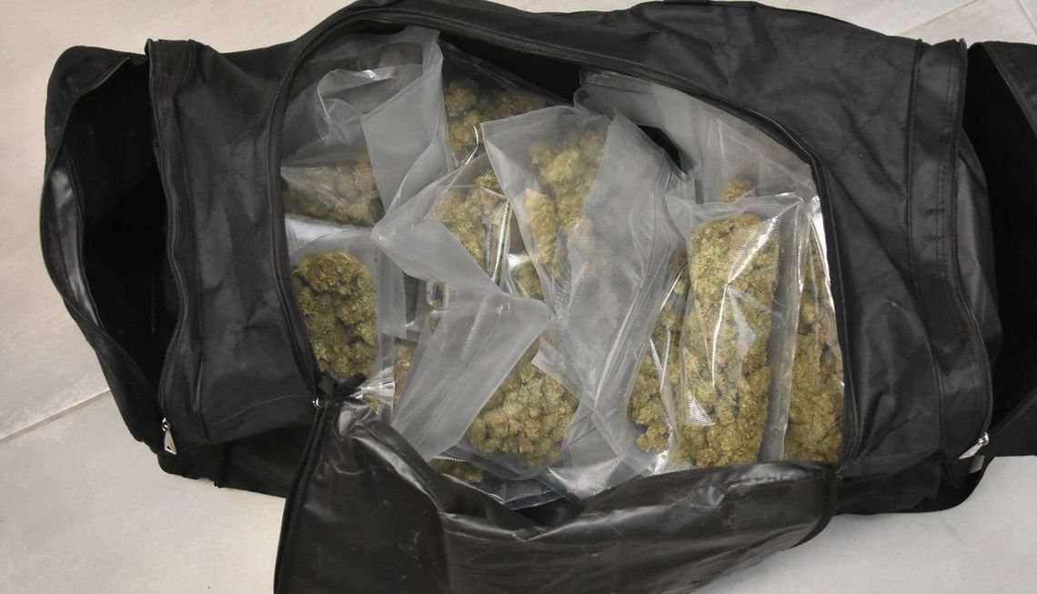 Dilerzy mieli 1,5 kilograma marihuany w torbie podróżnej. Grozi im do 12 lat więzienia