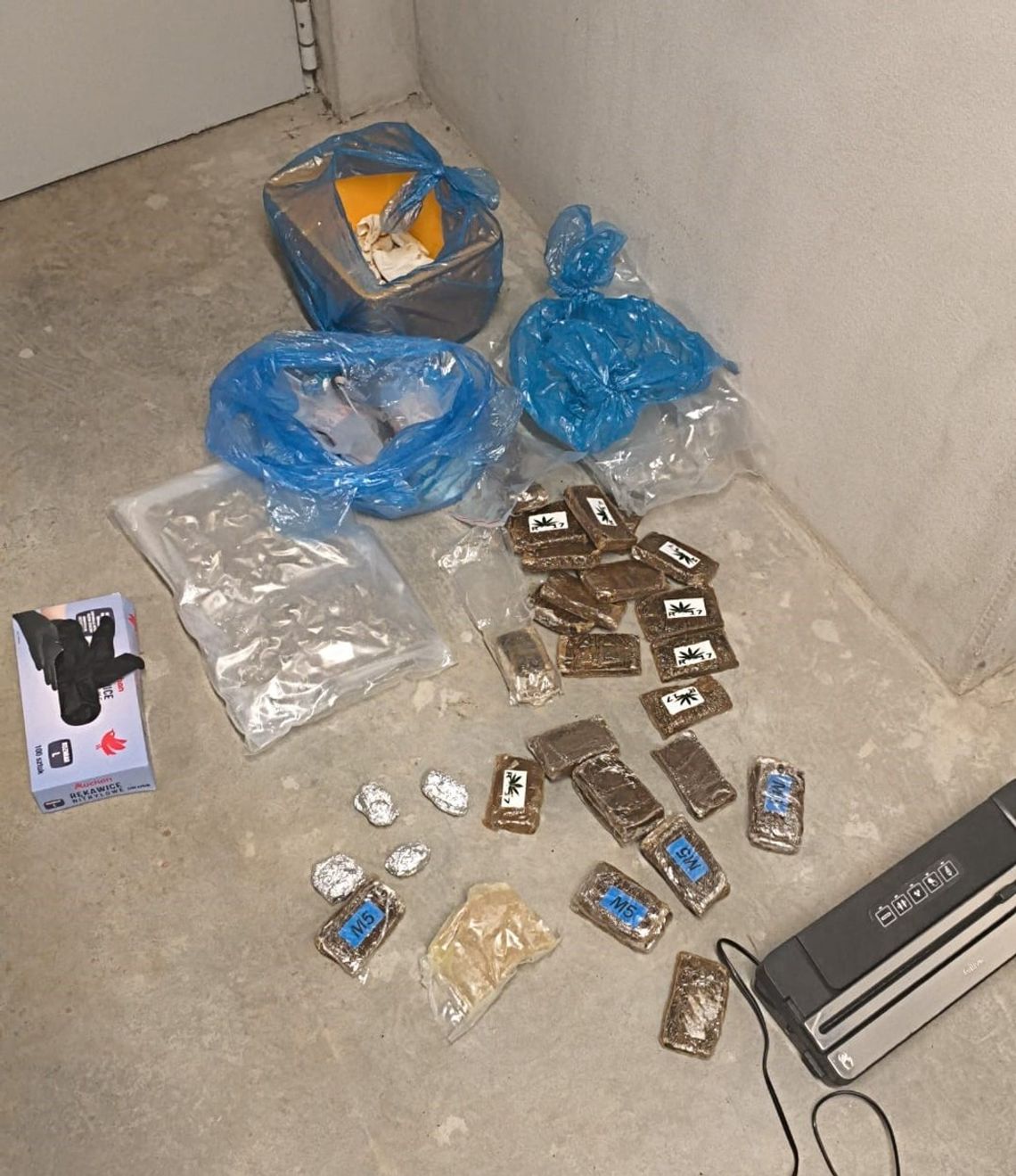 Dilerzy nie wiedzieli, że policjanci obserwują ich blok. Zostali zatrzymani po wejściu do budynku Dilerzy nie wiedzieli, że policjanci obserwują ich blok. Zostali zatrzymani po wejściu do budynku