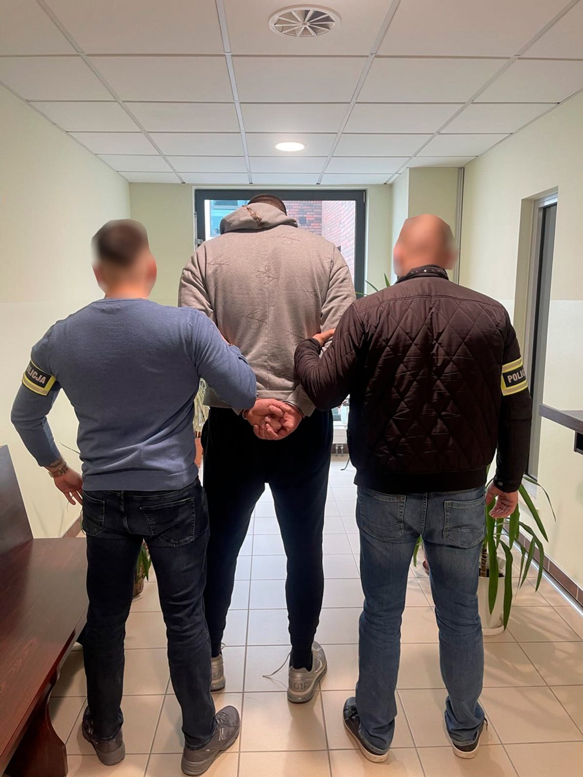 Dilerzy wpadli podczas sprzedaży 72 kilogramów narkotyków. Widowiskowe zatrzymanie na ulicy Dilerzy wpadli podczas sprzedaży 72 kilogramów narkotyków. Widowiskowe zatrzymanie na ulicy